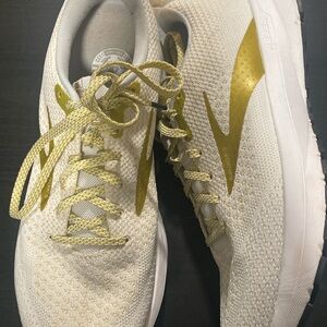 Running shoes - Gold and White